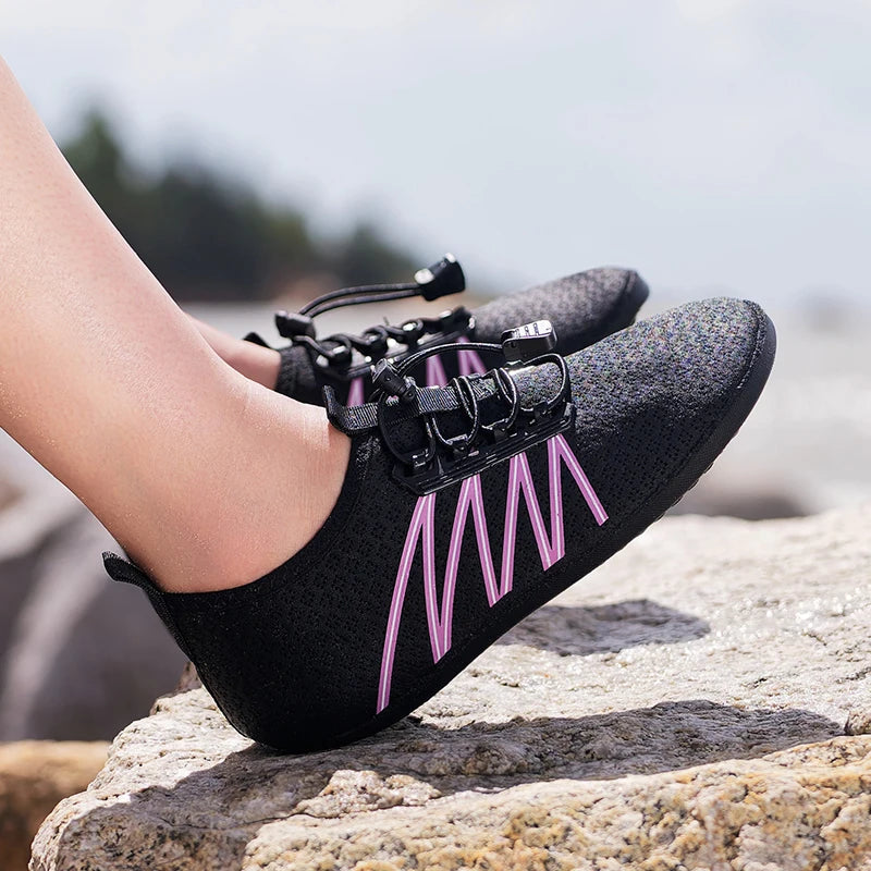 Par de zapatos acuáticos transpirables, zapatos de agua suaves y flexibles para hombre, zapatos de playa antideslizantes para mujer, nuevas zapatillas informales de secado rápido 2025