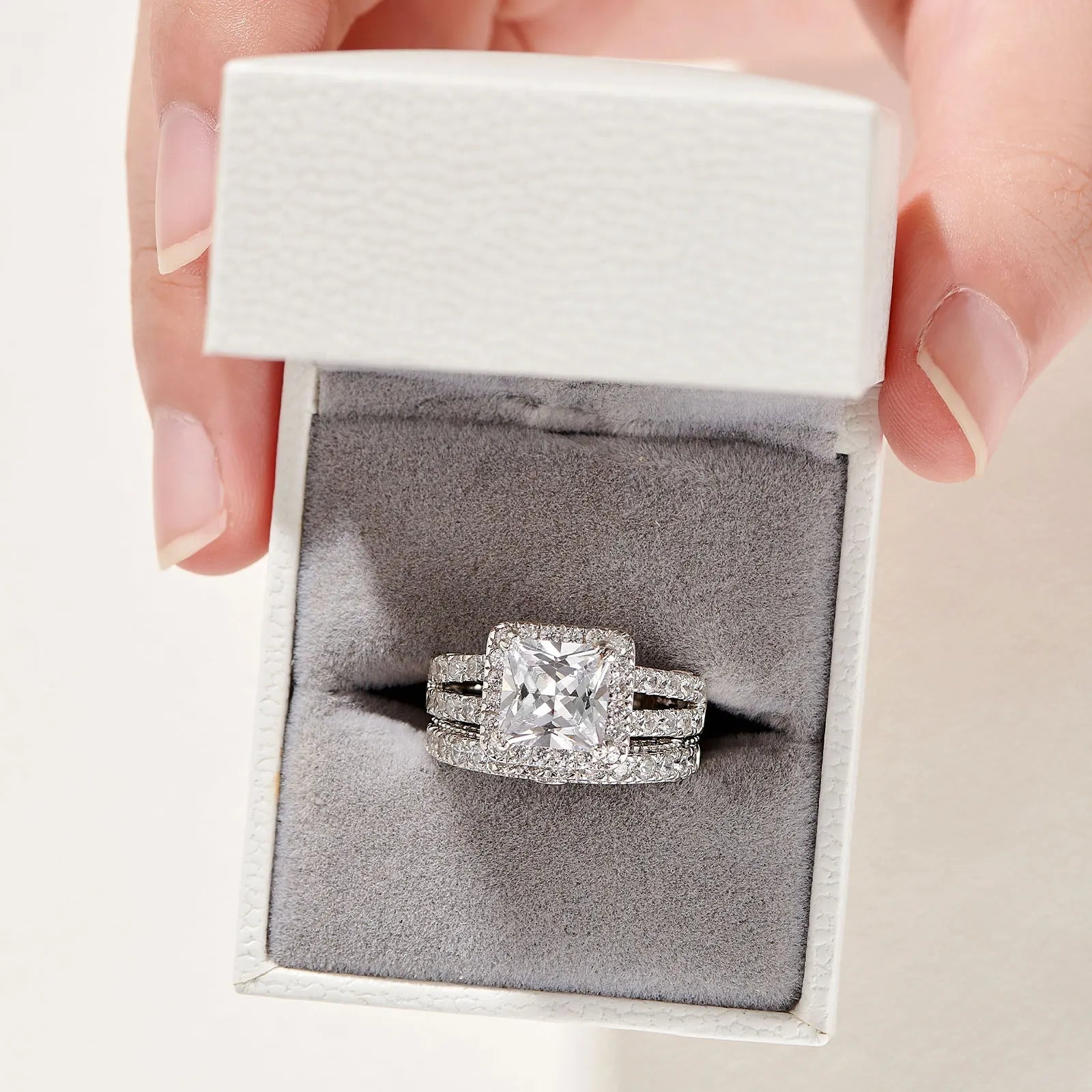 Conjunto de anillos de boda con moissanita certificada y chapado en oro