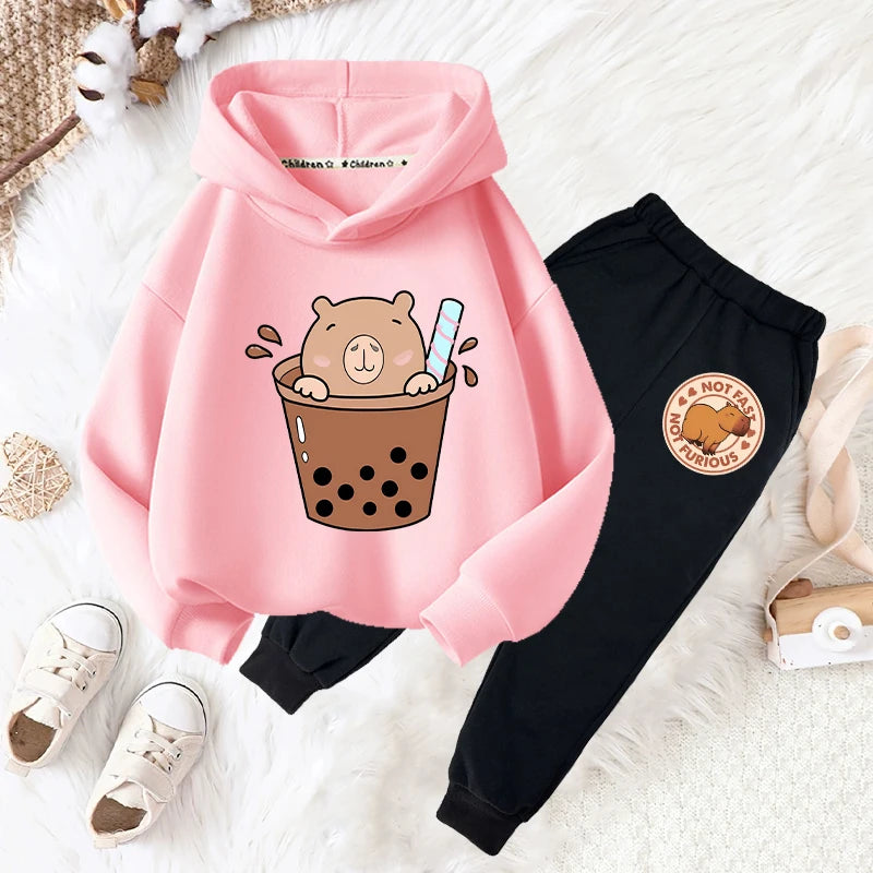 Conjunto buzo con capucha y pantalón estampado capibara para niños