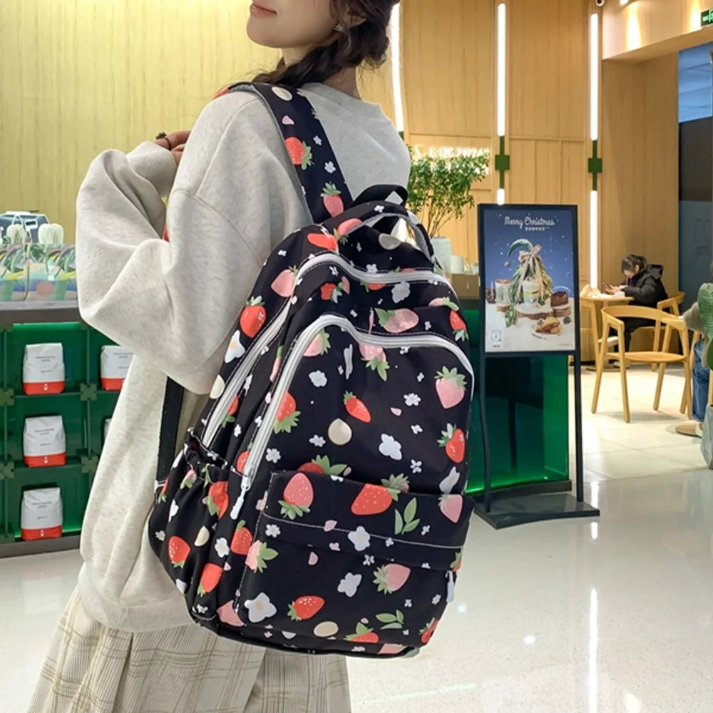 Mochila de Nailon con Estampado de Fresas, Linda y Ligera, Resistente al Agua, con Múltiples Bolsillos, para la Escuela y Uso Diario