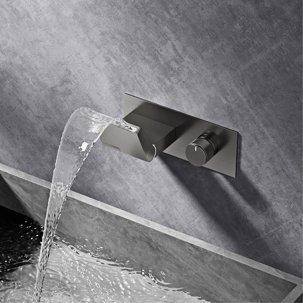 Grifo de baño montado en la pared de latón gris con pistola de lujo con pantalla digital LED Grifo de baño integrado de agua fría y caliente con una sola manija