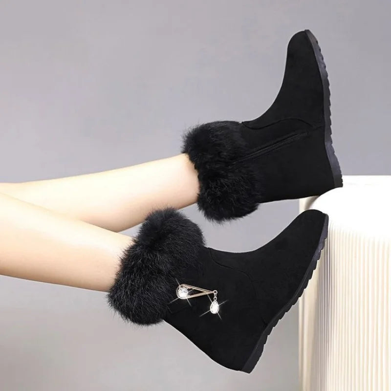 2025 Botas de nieve de plataforma gruesa de nuevo estilo de invierno para mujer, botines cálidos decorados con forro polar, de doble propósito (viacciones y informales)