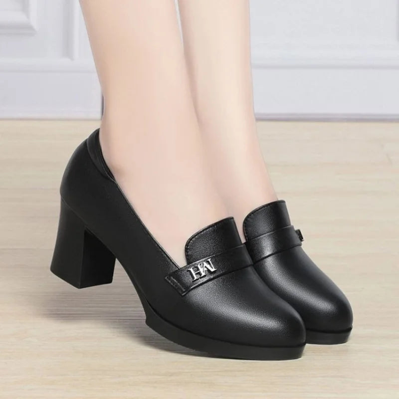 Nueva llegada de primavera, mocasines de tacón medio de bloque de cuero suave, comodidad de pie, viajes de oficina, zapatos de mujer versátiles adelgazantes