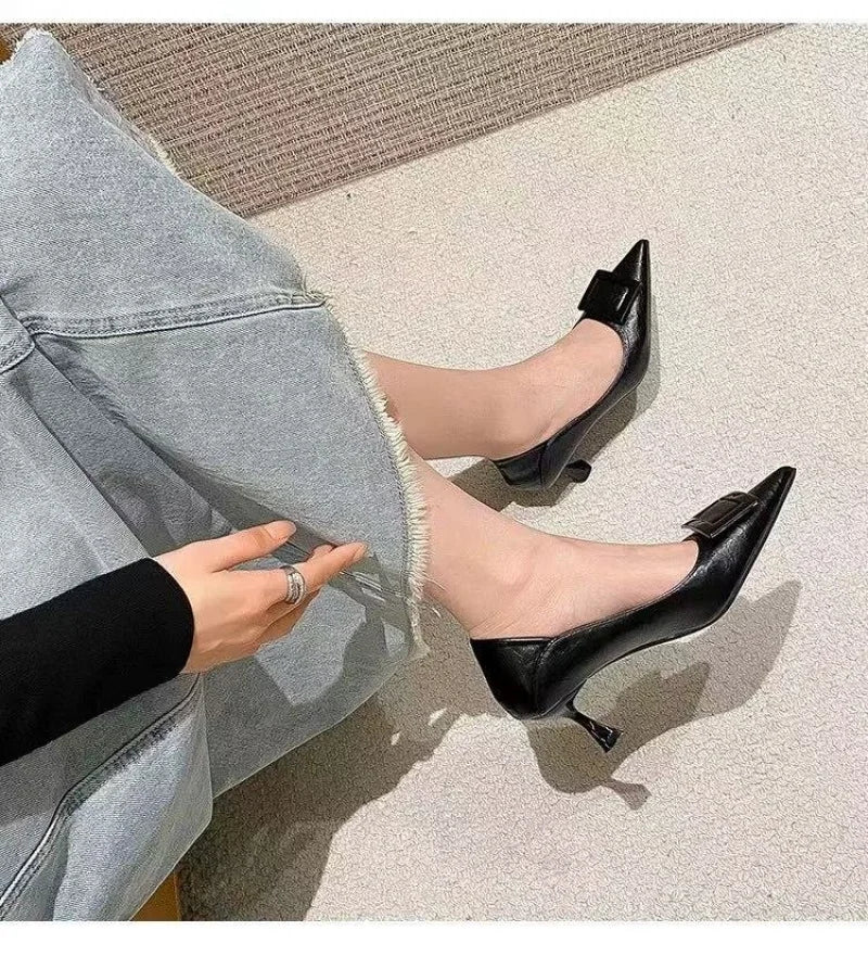 Nuevo estilo, traje de estilo de hadas cómodo y versátil, moda profesional ligera con falda pequeña, tacones altos para mujer