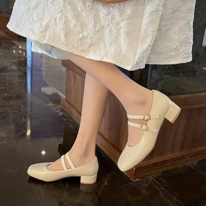 2025 Nuevos zapatos de tacón Mary Jane de charol burdeos para mujer, zapatos de vestir de tacón bajo con doble hebilla dorada de inspiración vintage