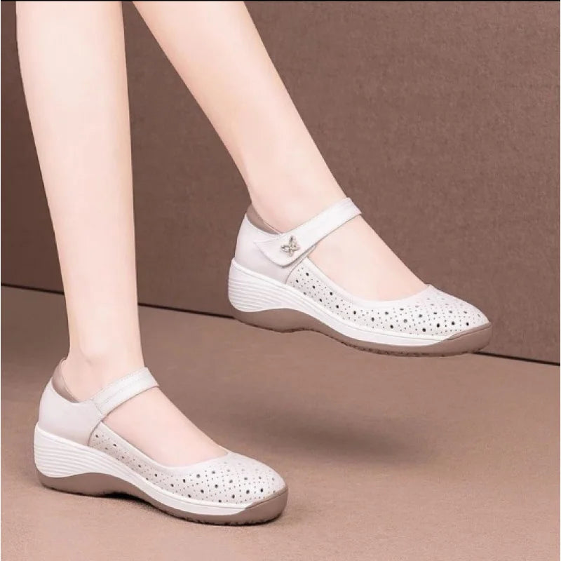 2026 Zapatos de mamá para mujer de primavera: zapatos de tacón poco profundos sin tirar de suela suave, plataforma gruesa de cuero informal con una hebilla, tacón de cuña
