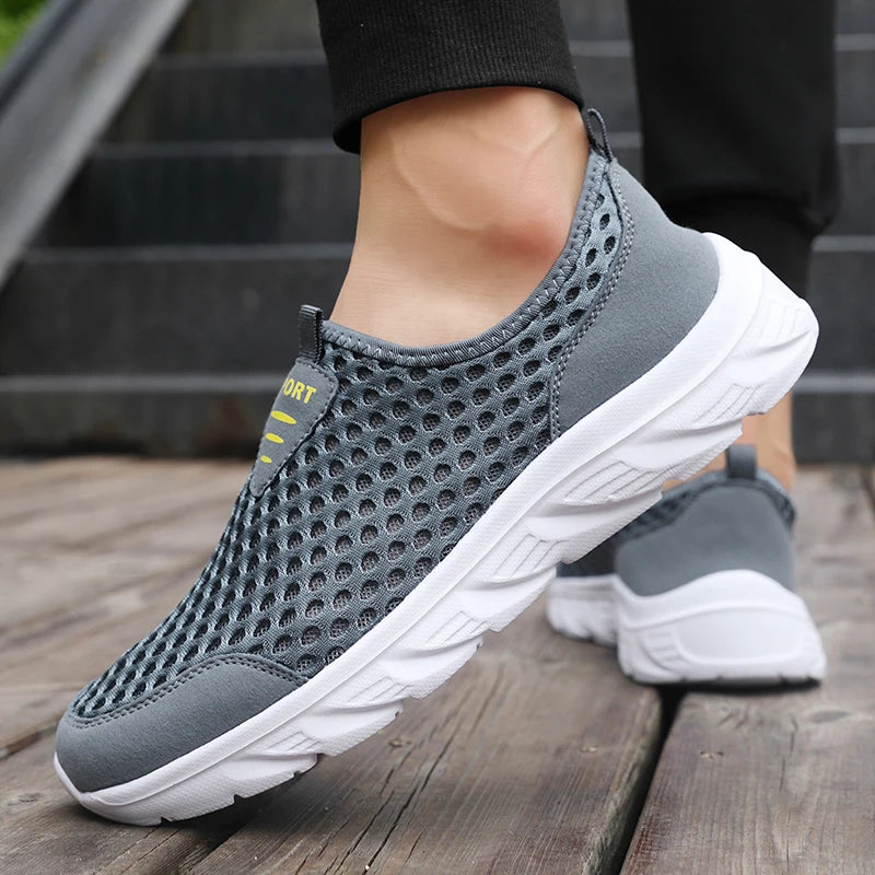 Zapatillas informales transpirables para hombre, zapatos informales ligeros antideslizantes para exteriores, mocasines planos suaves para caminar y trotar, novedad de 2024