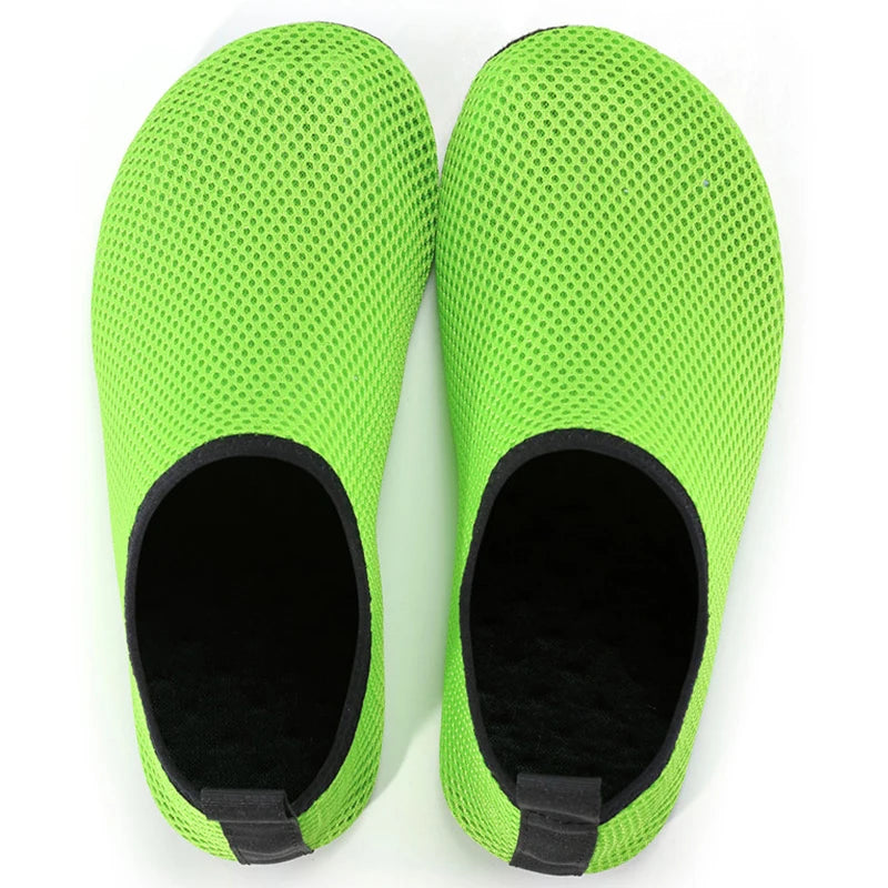 Par de zapatos acuáticos ligeros para hombre y mujer, zapatos de playa para exteriores de secado rápido, antideslizantes, descalzos, verano, 2023