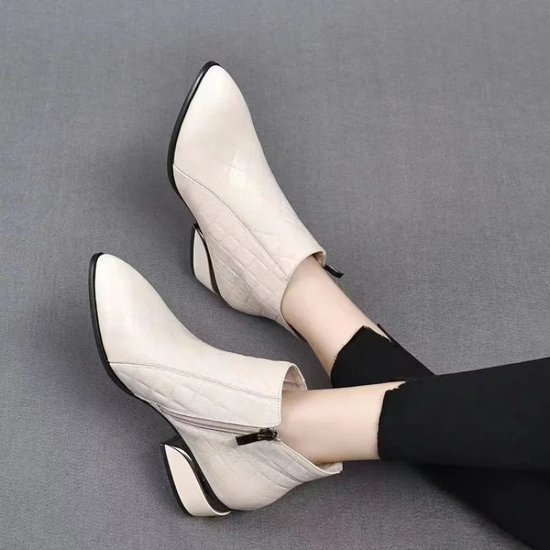 2025 nuevas botas de tobillo de tacón bajo con punta estrecha para mujer, botines de moda de cuero suave con cremallera lateral, botas cortas cómodas para Otoño e Invierno