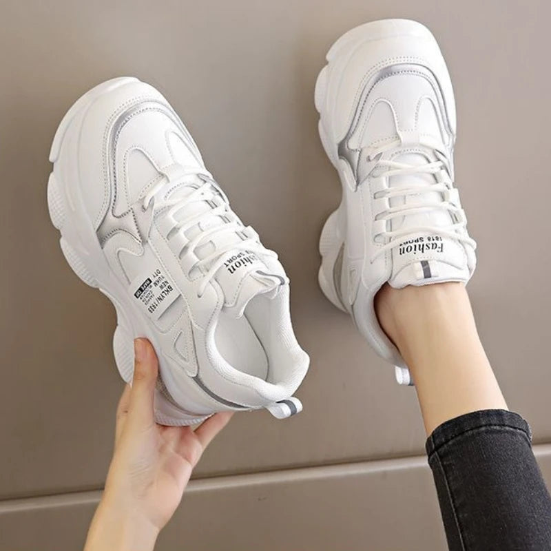 Zapatos deportivos ligeros de suela gruesa para mujer, calzado informal blanco nuevo para primavera y otoño, zapatos con suela gruesa y aumento de altura
