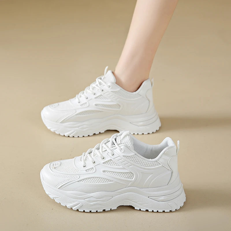 Zapatillas blancas para mujer, nuevas de cuero 2023, zapatillas gruesas, zapatos deportivos para mujer, zapatos vulcanizados de tenis gruesos, zapatos de plataforma de cesta