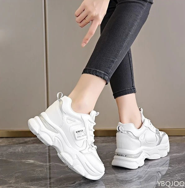 Zapatos deportivos ligeros de suela gruesa para mujer, calzado informal blanco nuevo para primavera y otoño, zapatos con suela gruesa y aumento de altura