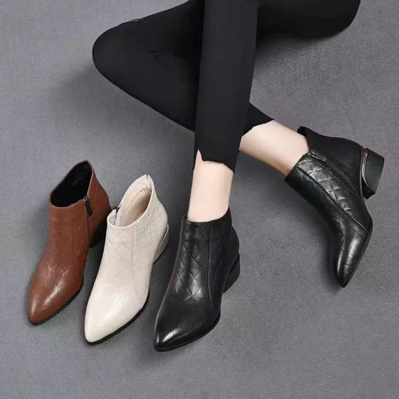 2025 nuevas botas de tobillo de tacón bajo con punta estrecha para mujer, botines de moda de cuero suave con cremallera lateral, botas cortas cómodas para Otoño e Invierno