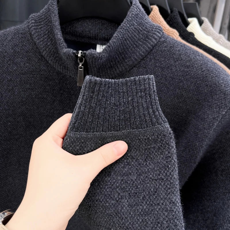 Suéter de Hombre Media Cremallera con Bordado – Cuello Alto