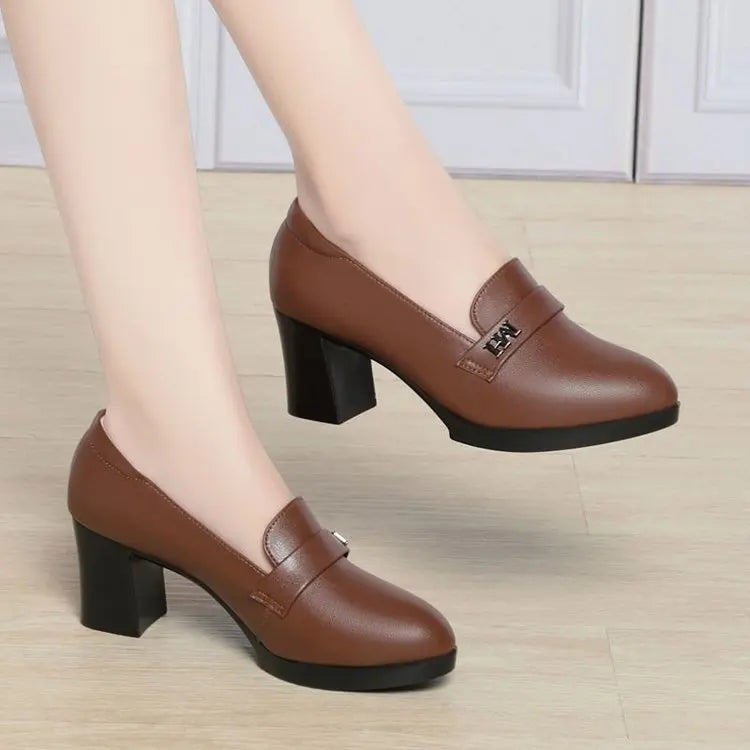Nueva llegada de primavera, mocasines de tacón medio de bloque de cuero suave, comodidad de pie, viajes de oficina, zapatos de mujer versátiles adelgazantes
