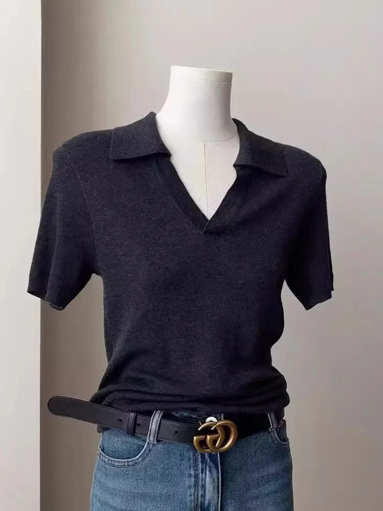 Camiseta de Seda Helada con Cuello Polo y Hombros Descubiertos