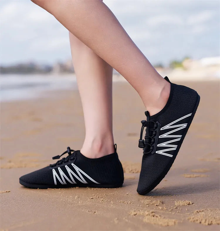 Par de zapatos acuáticos transpirables, zapatos de agua suaves y flexibles para hombre, zapatos de playa antideslizantes para mujer, nuevas zapatillas informales de secado rápido 2025