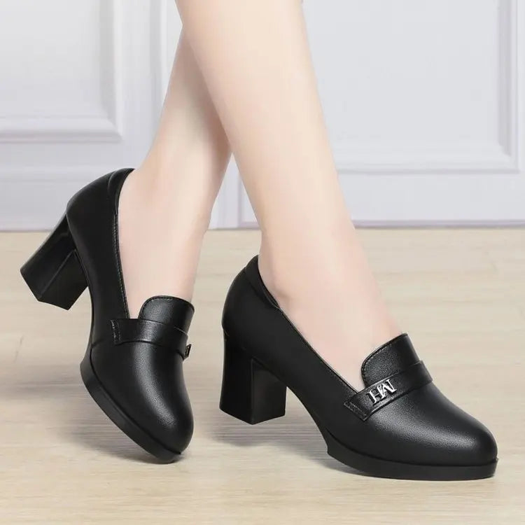 Nueva llegada de primavera, mocasines de tacón medio de bloque de cuero suave, comodidad de pie, viajes de oficina, zapatos de mujer versátiles adelgazantes