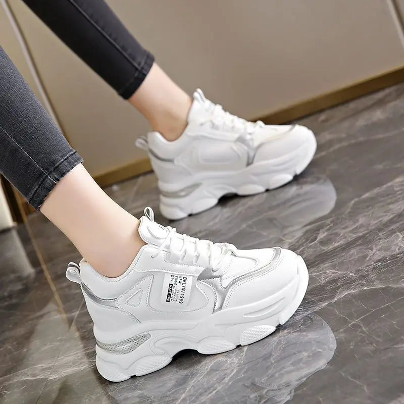 Zapatillas de deporte ultraligeras con suela gruesa para mujer, zapatos deportivos blancos informales, cómodos y transpirables, para primavera y otoño