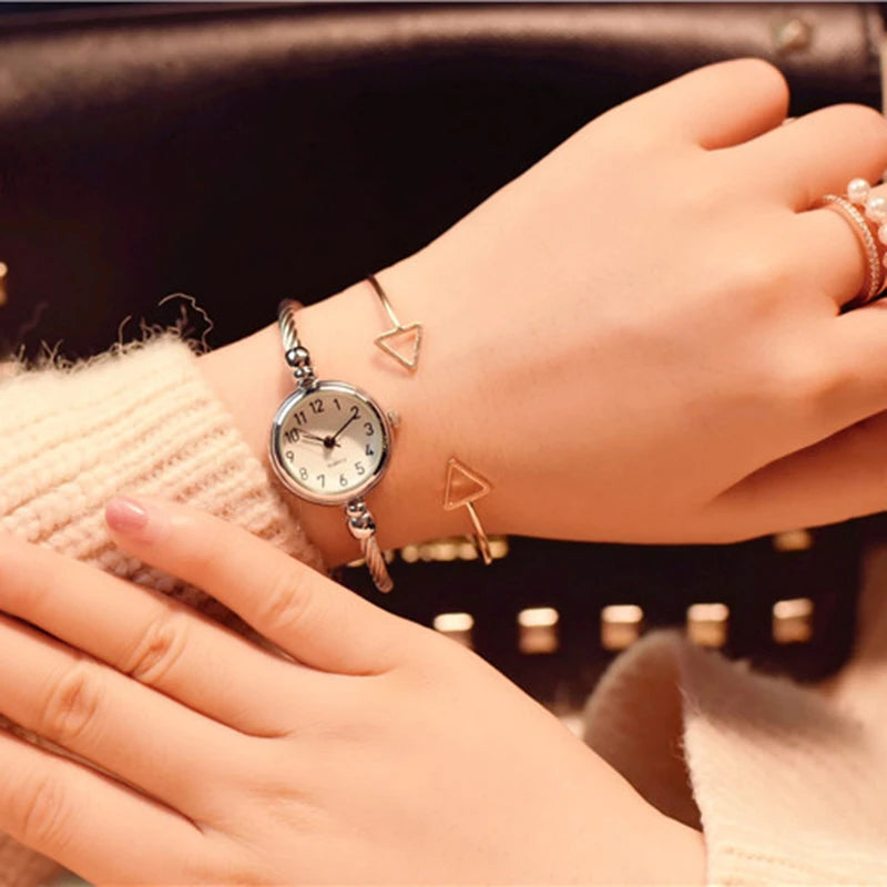 Relojes YIKAZE para mujer, reloj de pulsera con brazalete de oro pequeño, reloj de pulsera de cuarzo Retro de acero inoxidable para mujer, reloj de vestir a la moda