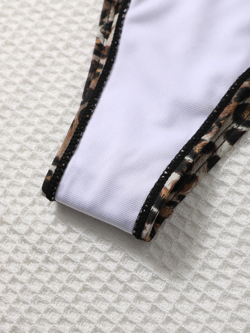 Traje de baño sexy plisado sin espalda con estampado de cebra Shencai, diseño de realce de glúteos, estilo europeo y americano, para venta transfronteriza.