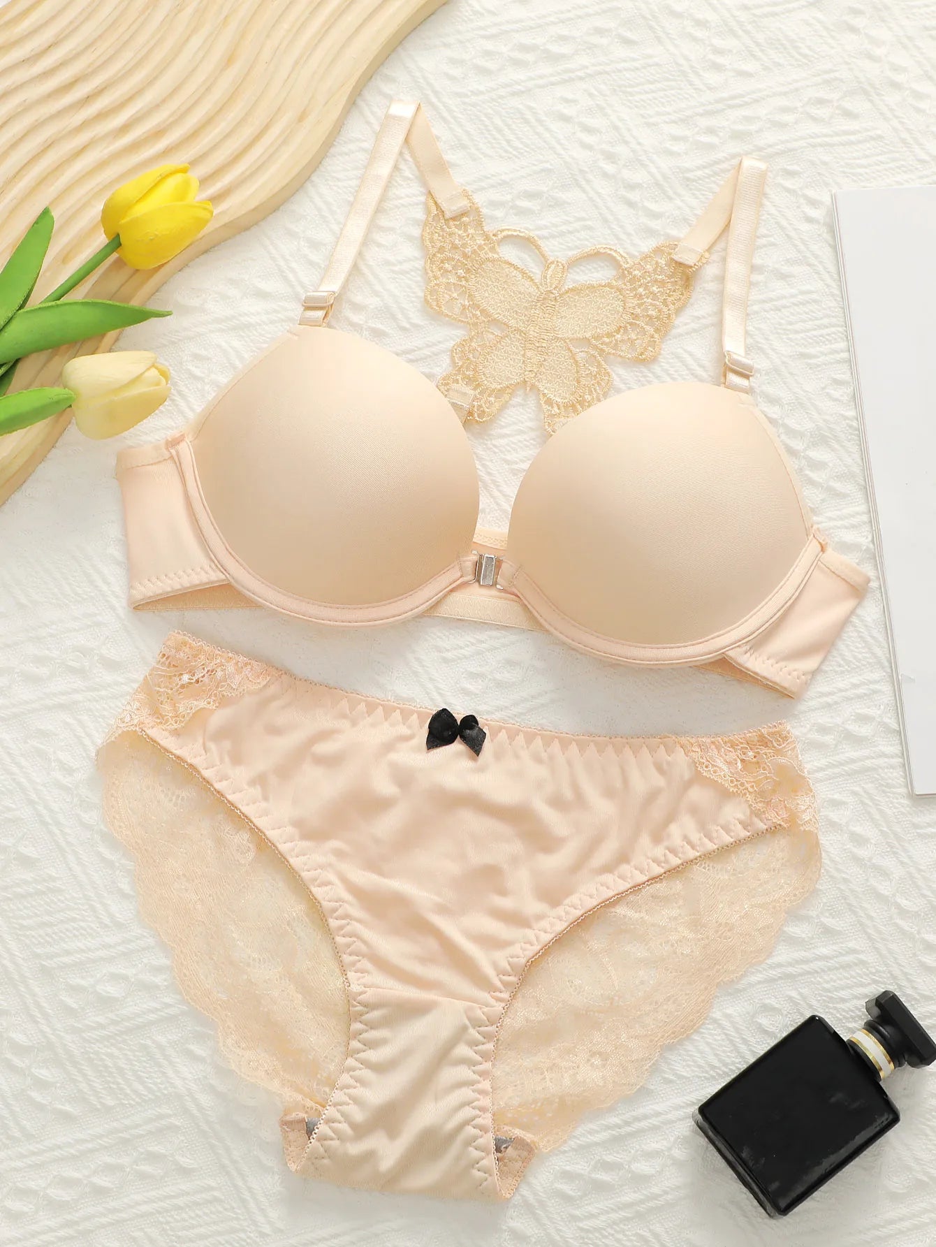 Conjunto de Sujetador y Tanga con Bordado Floral