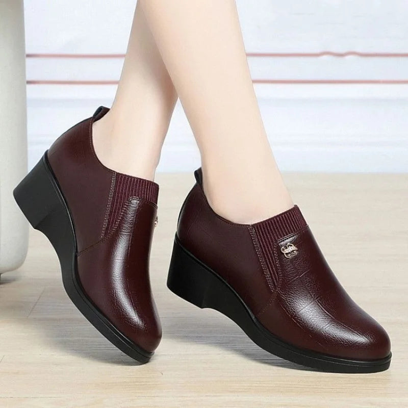 2025 Otoño/Invierno Zapatos de mamá de tacón bajo para mujer: botas cortas elásticas con escote en V profundo, suela suave y cómoda para combinar con vestidos
