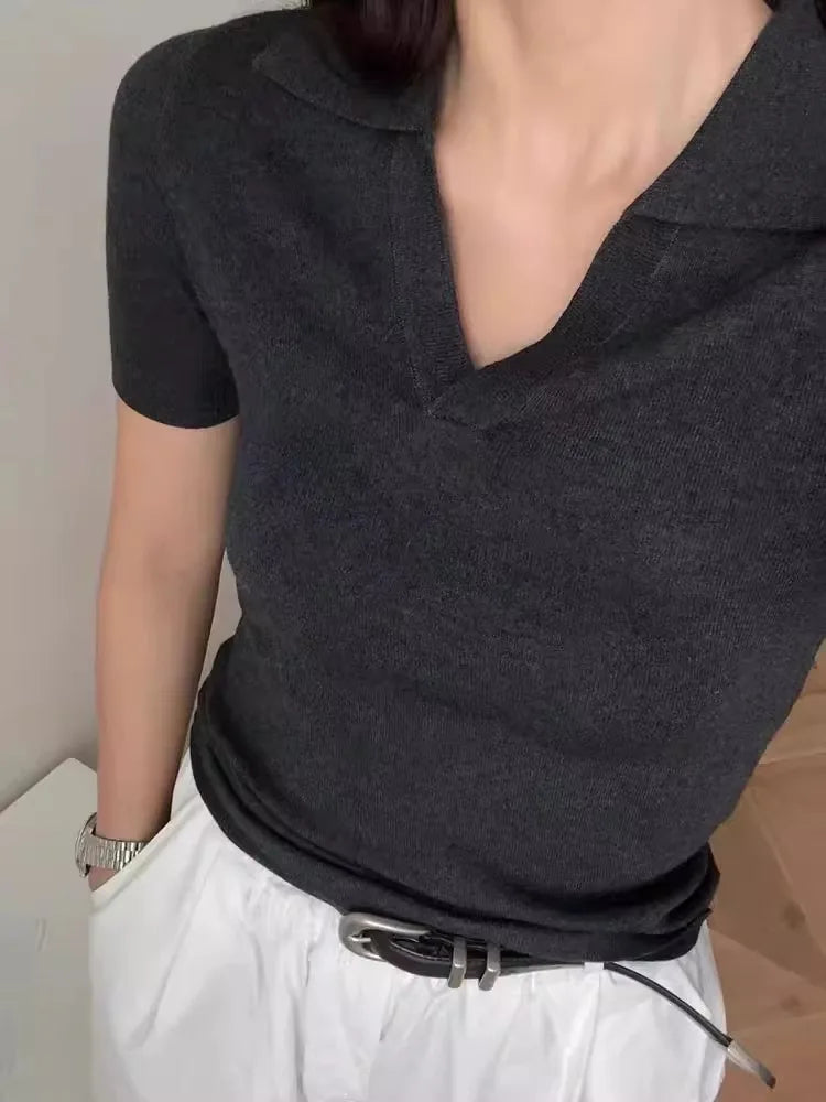 Camiseta de Seda Helada con Cuello Polo y Hombros Descubiertos