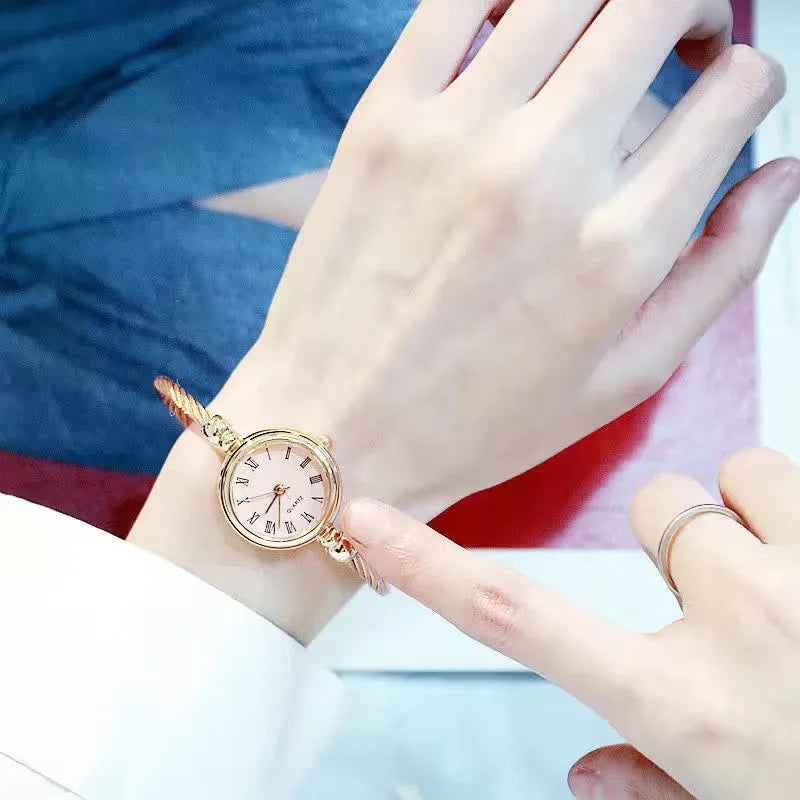 Relojes YIKAZE para mujer, reloj de pulsera con brazalete de oro pequeño, reloj de pulsera de cuarzo Retro de acero inoxidable para mujer, reloj de vestir a la moda