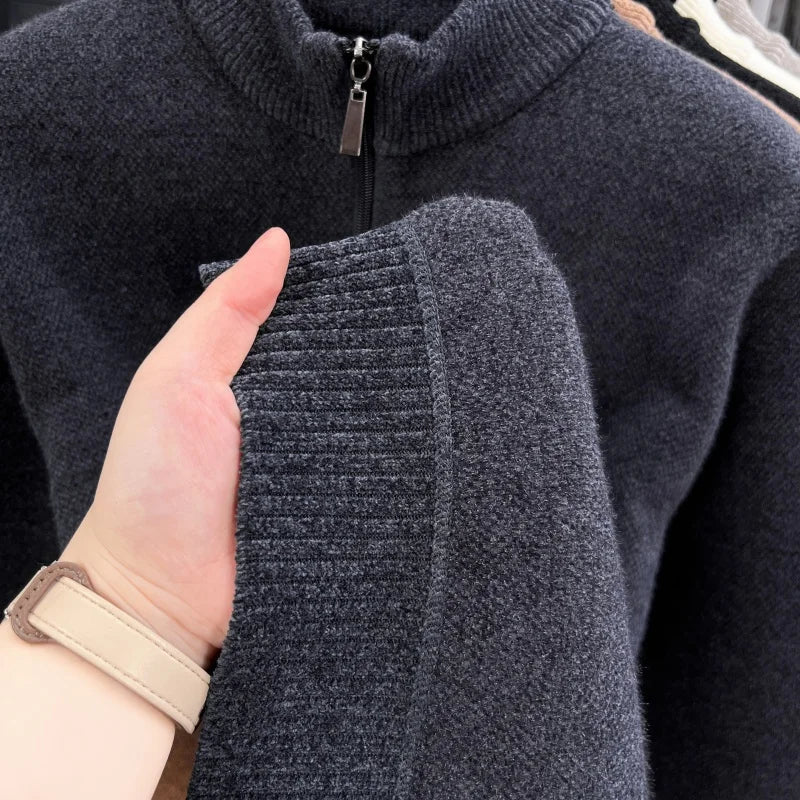 Suéter de Hombre Media Cremallera con Bordado – Cuello Alto