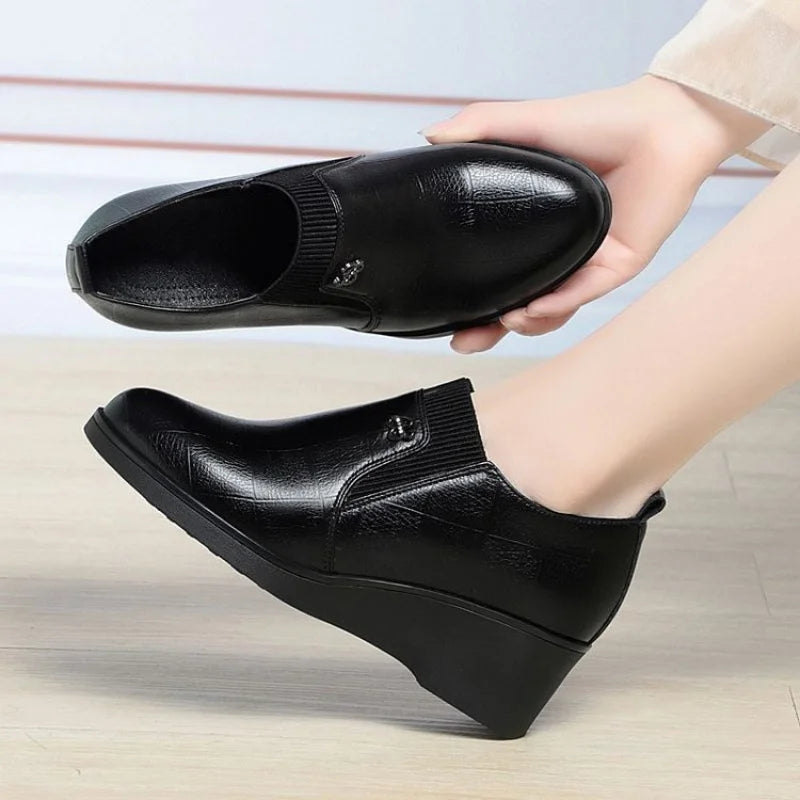 2025 Otoño/Invierno Zapatos de mamá de tacón bajo para mujer: botas cortas elásticas con escote en V profundo, suela suave y cómoda para combinar con vestidos