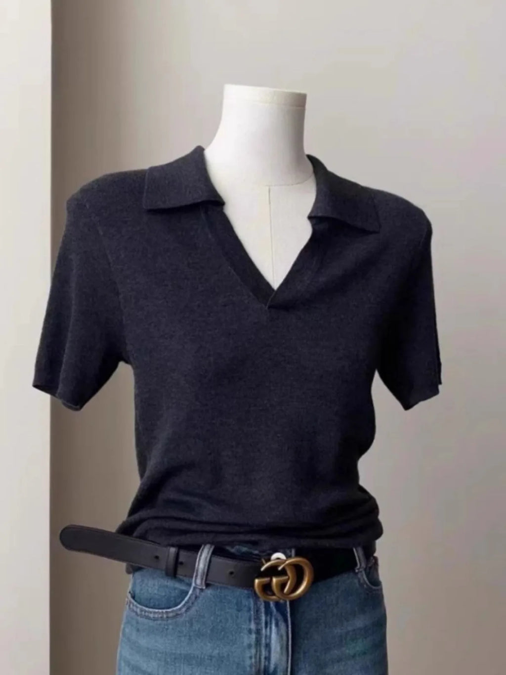 Camiseta de Seda Helada con Cuello Polo y Hombros Descubiertos