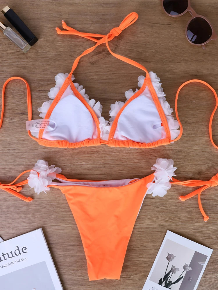Bikini naranja hecho a mano con flores 3D, cuello cruzado y parte inferior triangular, para pechos pequeños, realza y estiliza.