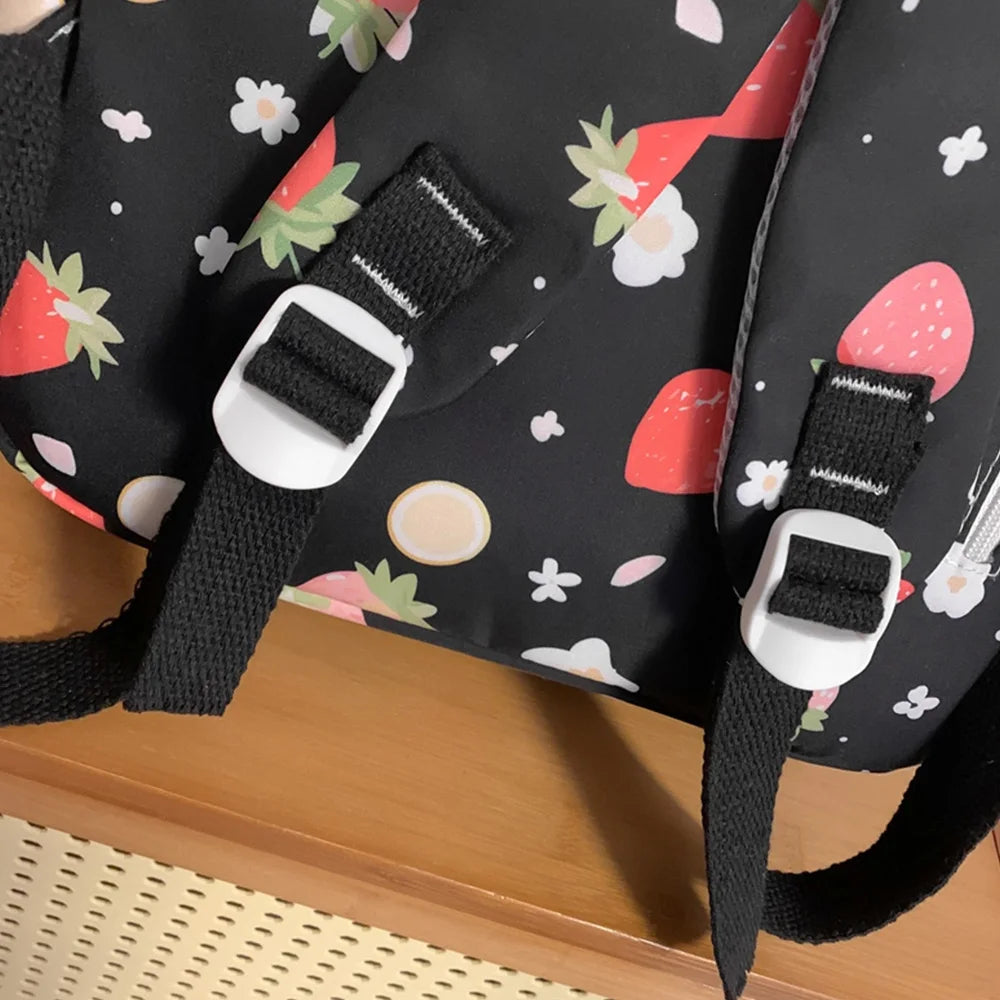 Mochila de Nailon con Estampado de Fresas, Linda y Ligera, Resistente al Agua, con Múltiples Bolsillos, para la Escuela y Uso Diario