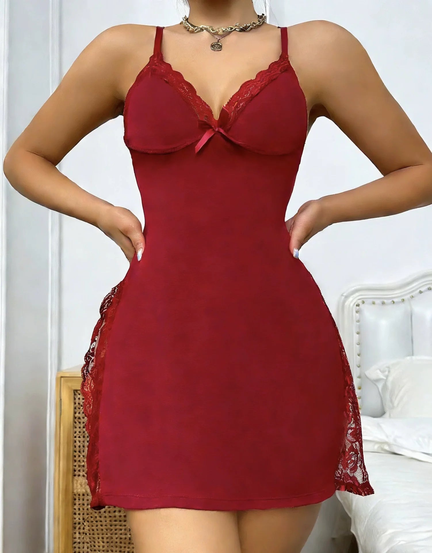 Camisón de Mujer con Encaje, Cuello en V y Abertura Lateral
