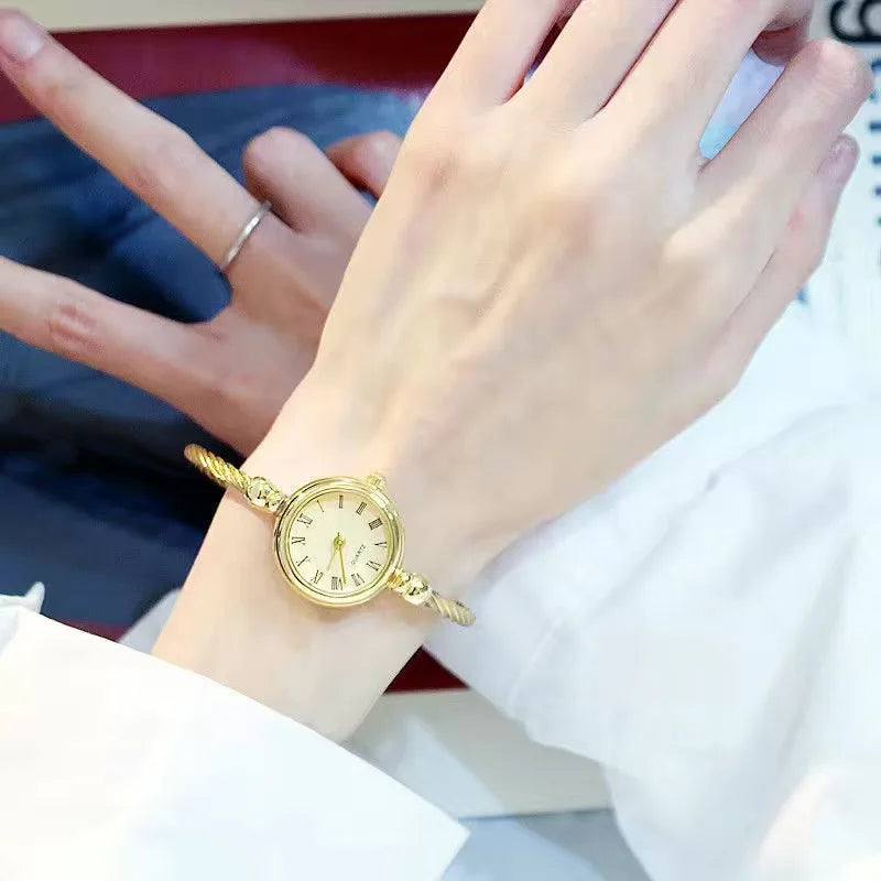 Reloj de pulsera para mujer a la moda, pulsera dorada, esfera pequeña, reloj elegante, nuevo reloj de pulsera de acero bonito para mujer, reloj de pulsera de cuarzo