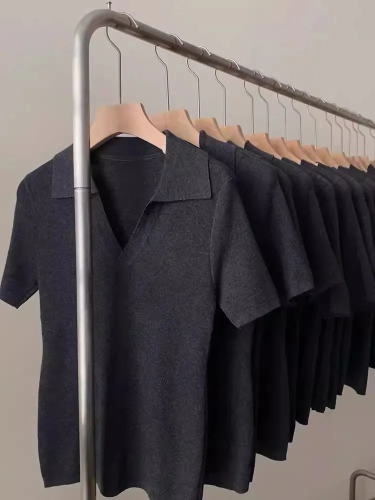 Camiseta de Seda Helada con Cuello Polo y Hombros Descubiertos