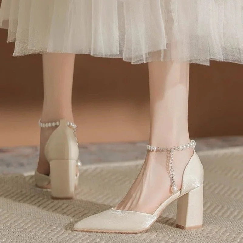 2025 Nuevos y elegantes tacones de satén adornados con perlas - Zapatos de novia de tacón bajo grueso de 5 cm con correa ajustable en el tobillo