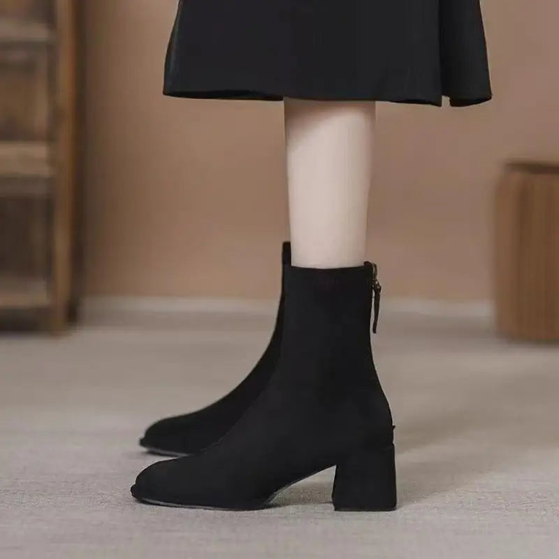 2025 Nuevos botines puntiagudos de estilo británico para mujer: botines de tacón grueso, botas de oficina versátiles para otoño/invierno