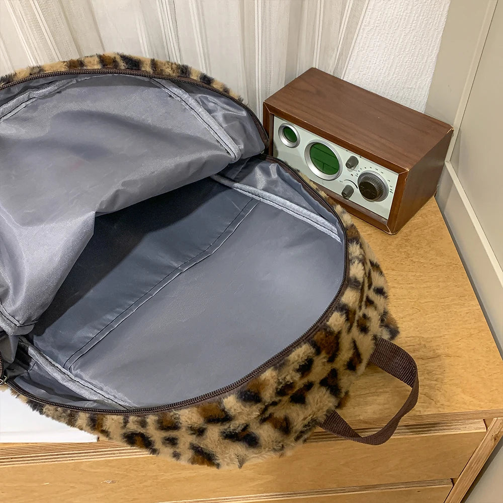 Mochila Japonesa Estampado Leopardo con Felpa, Estilo Universitario