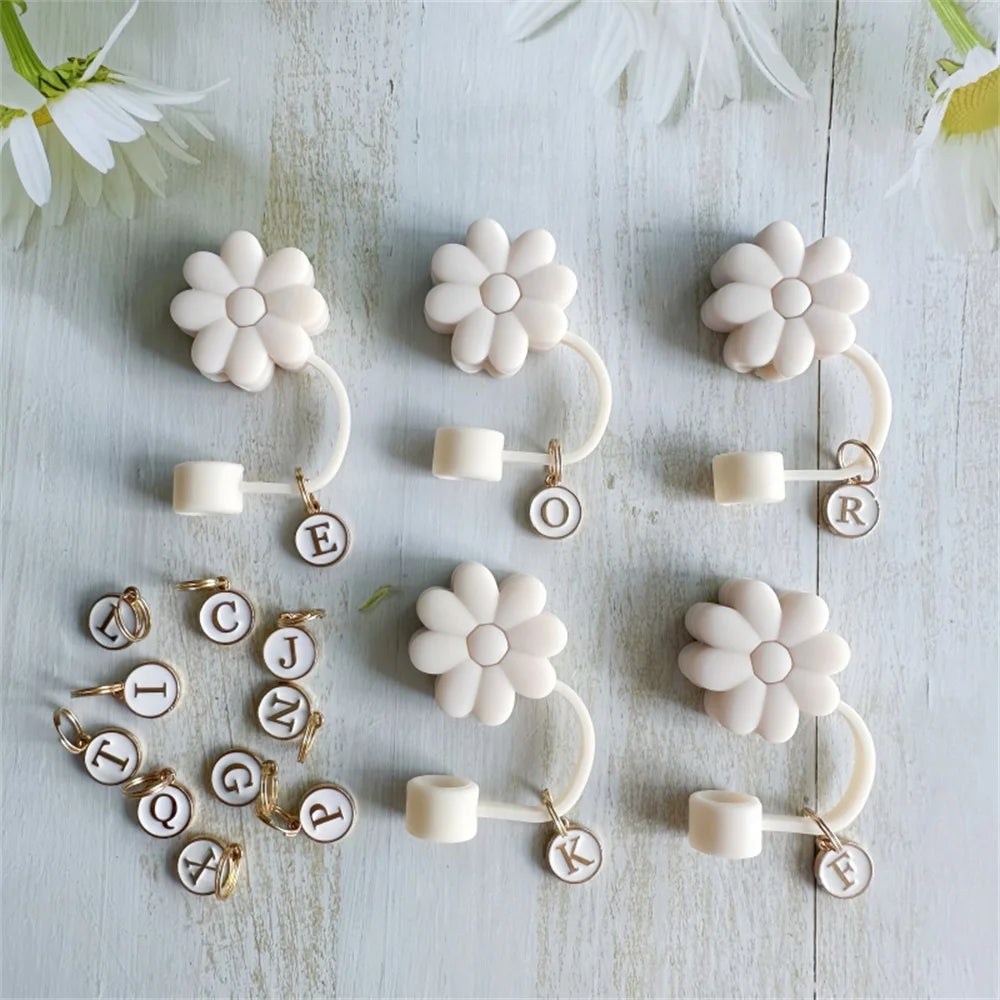 Accesorio blanco crema Tapa de paja, cubierta de paja de silicona de 26 letras Cubierta de paja a prueba de polvo adecuada para botellas de vidrio y agua