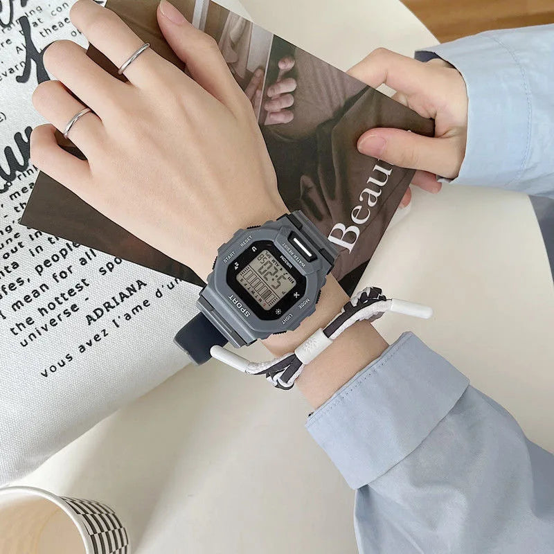 Reloj deportivo YIKAZE para hombre, relojes digitales LED resistentes al agua, tendencia de aventura al aire libre para estudiantes, reloj electrónico multifuncional para regalo