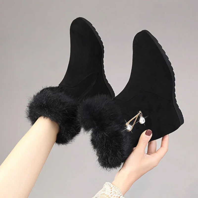 2025 Botas de nieve de plataforma gruesa de nuevo estilo de invierno para mujer, botines cálidos decorados con forro polar, de doble propósito (viacciones y informales)