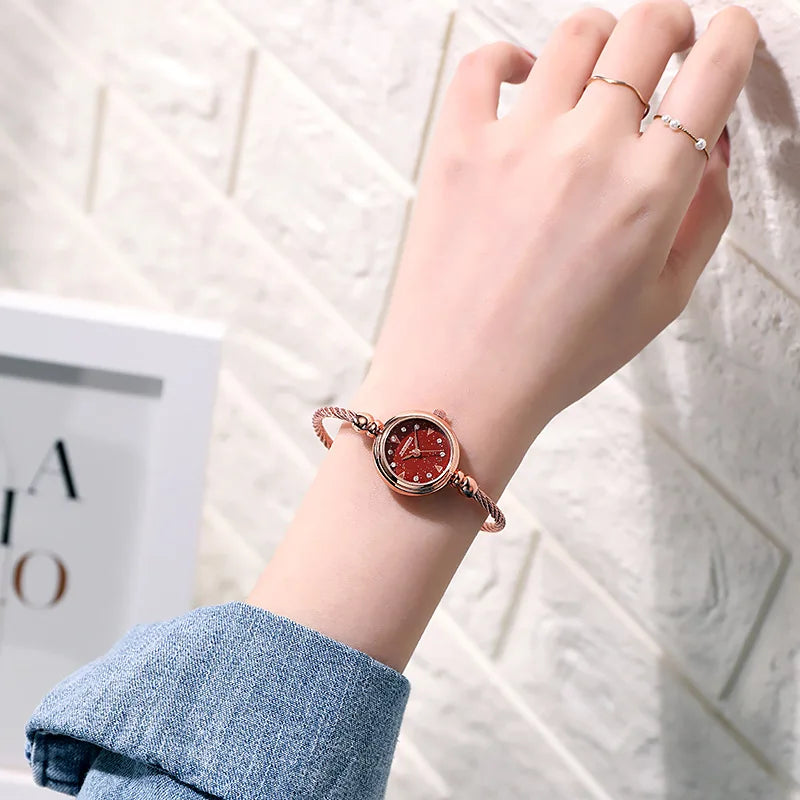 Reloj de pulsera para mujer a la moda, pulsera dorada, esfera pequeña, reloj elegante, nuevo reloj de pulsera de acero bonito para mujer, reloj de pulsera de cuarzo
