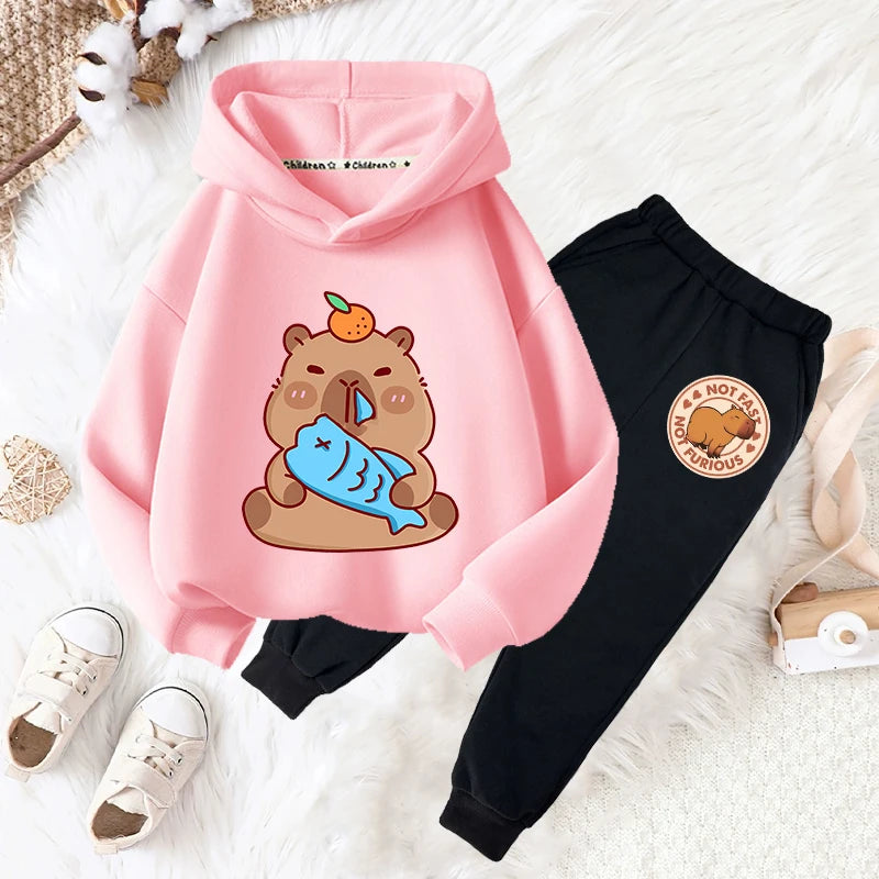 Conjunto buzo con capucha y pantalón estampado capibara para niños