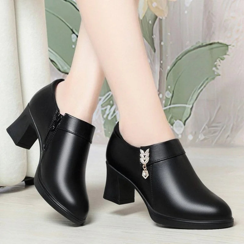 Zapatos de mujer de piel suave con tacón grueso, cierre de cremallera, boca poco profunda, punta puntiaguda con diamantes de imitación, zapatos de tacón de corte bajo a la moda