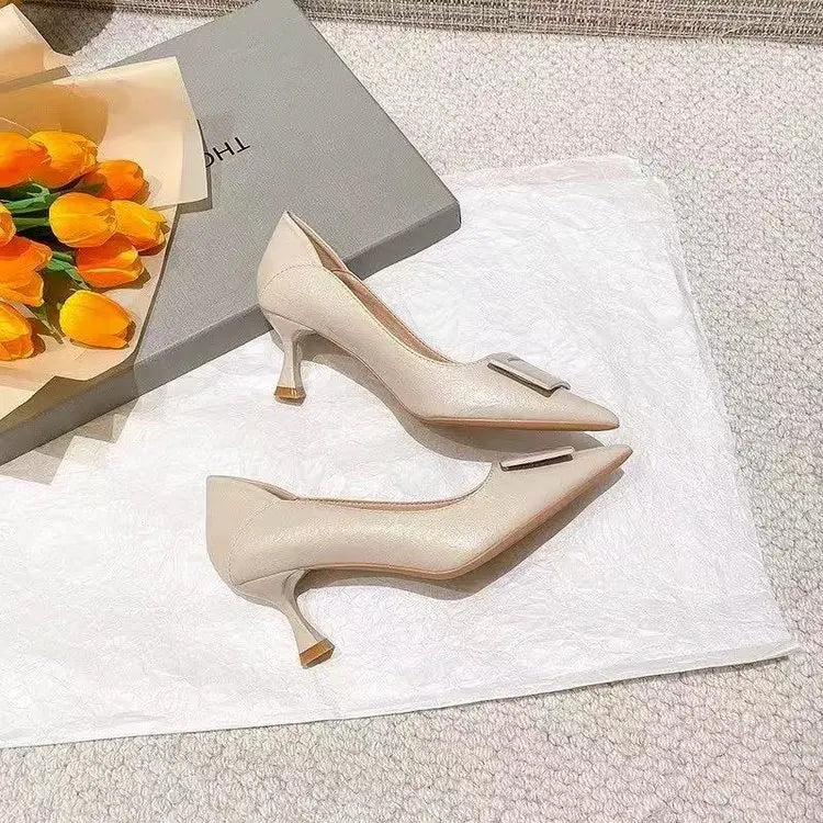 Nuevo estilo, traje de estilo de hadas cómodo y versátil, moda profesional ligera con falda pequeña, tacones altos para mujer