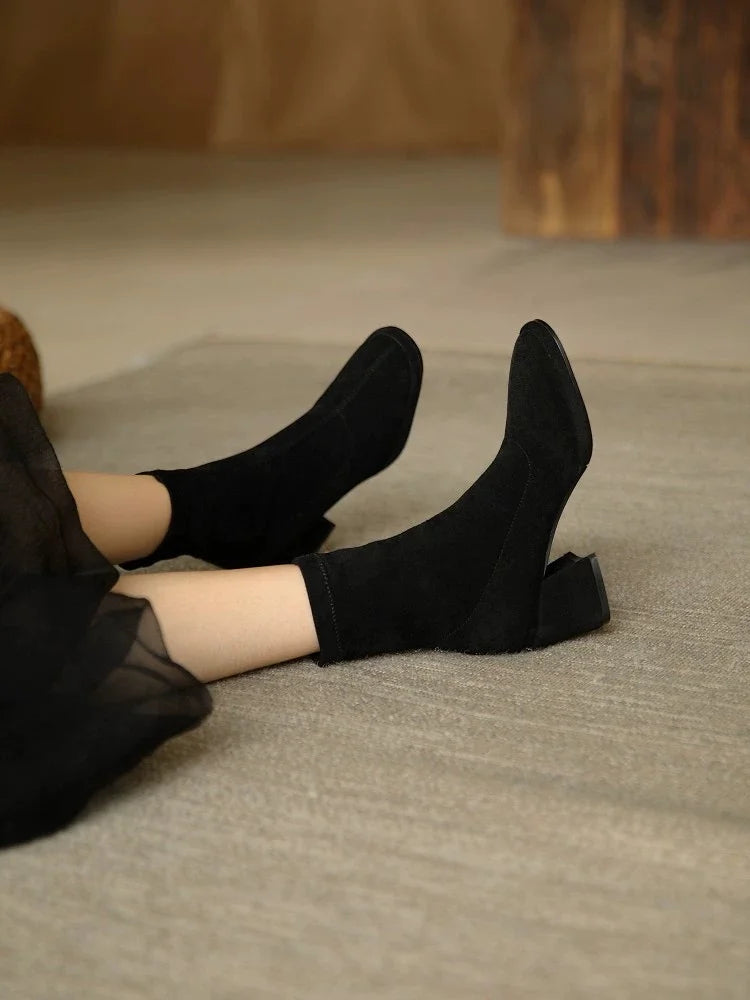 2025 Nuevos botines puntiagudos de estilo británico para mujer: botines de tacón grueso, botas de oficina versátiles para otoño/invierno
