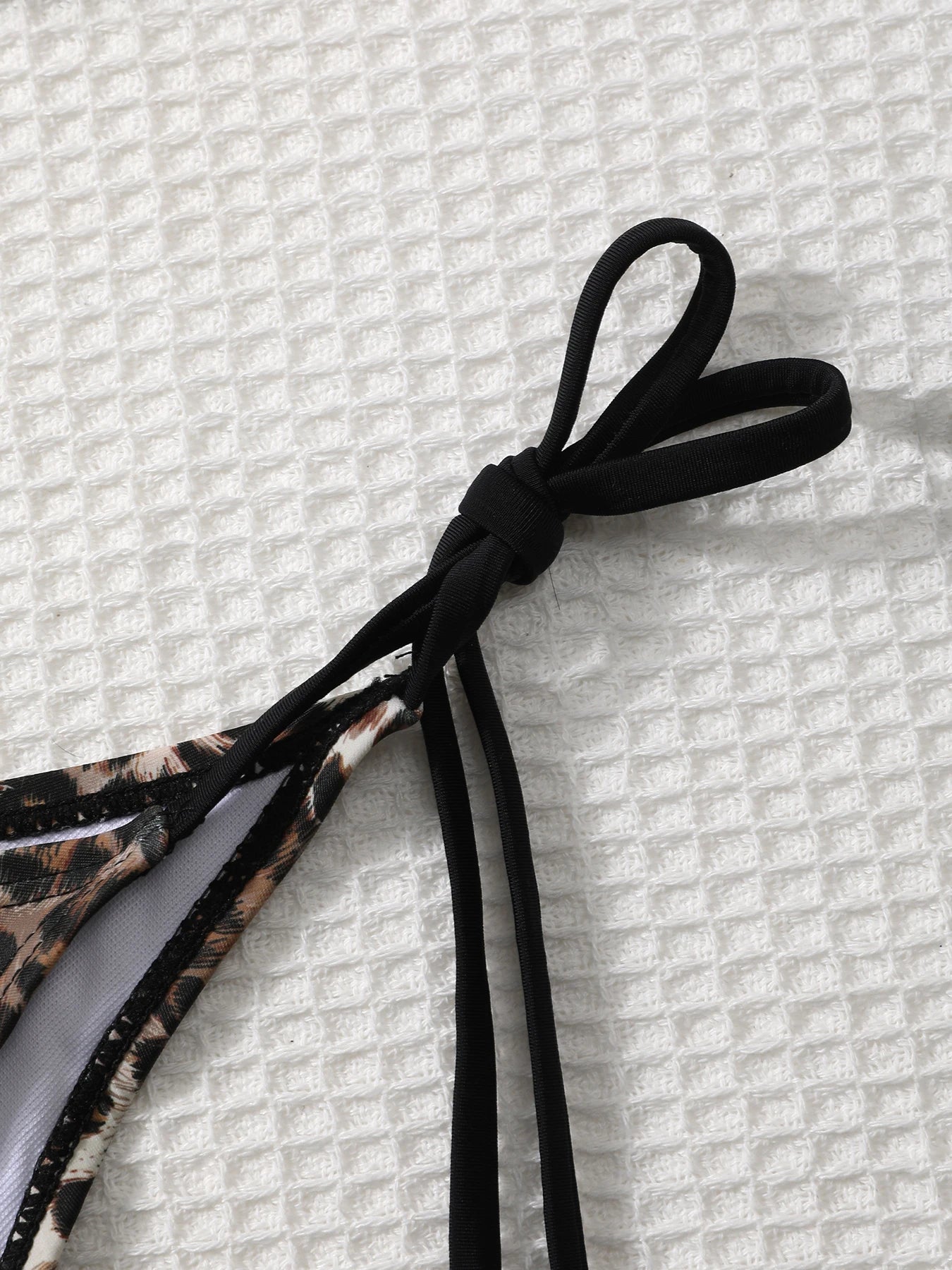 Traje de baño sexy plisado sin espalda con estampado de cebra Shencai, diseño de realce de glúteos, estilo europeo y americano, para venta transfronteriza.