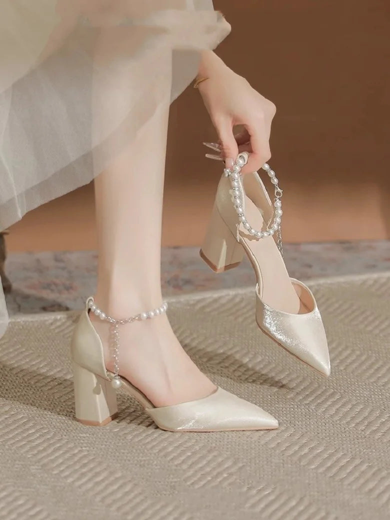 2025 Nuevos y elegantes tacones de satén adornados con perlas - Zapatos de novia de tacón bajo grueso de 5 cm con correa ajustable en el tobillo